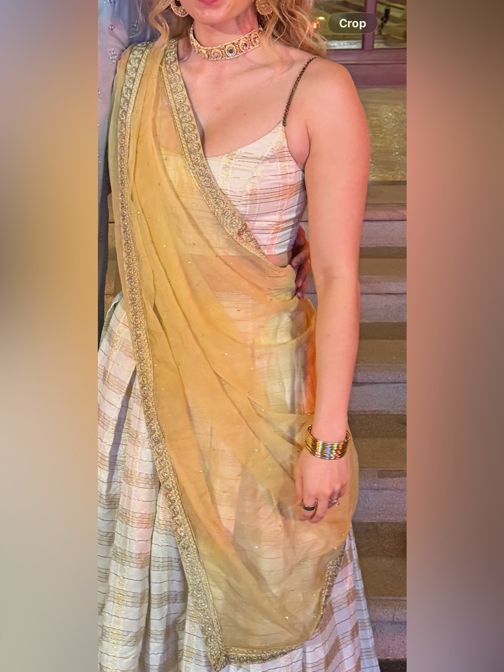 Gold dupatta scarf, embrodiered - Picture 8 of 8